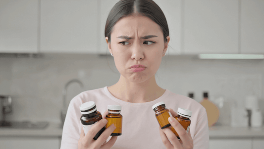 donna dubbiosa sull'utilizzo di intregratori alimentari generici